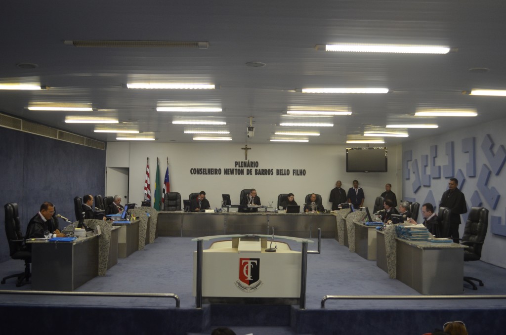  O pleno do tribunal também emitiu parecer prévio pela desaprovação das contas de governo do ex-prefeito de Paraibano, Sebastião Pereira de Sousa, referentes ao ano de 2012