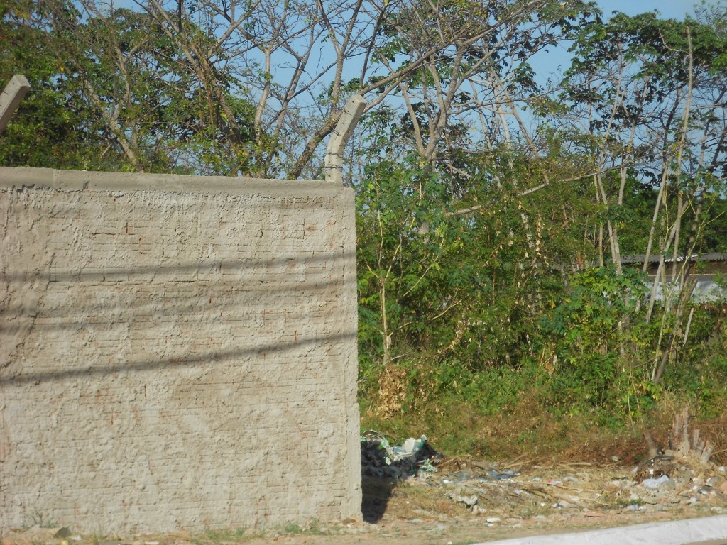 Proprietários construíram apenas um terço do muro e a área continua sendo ponto de lixo e de drogas