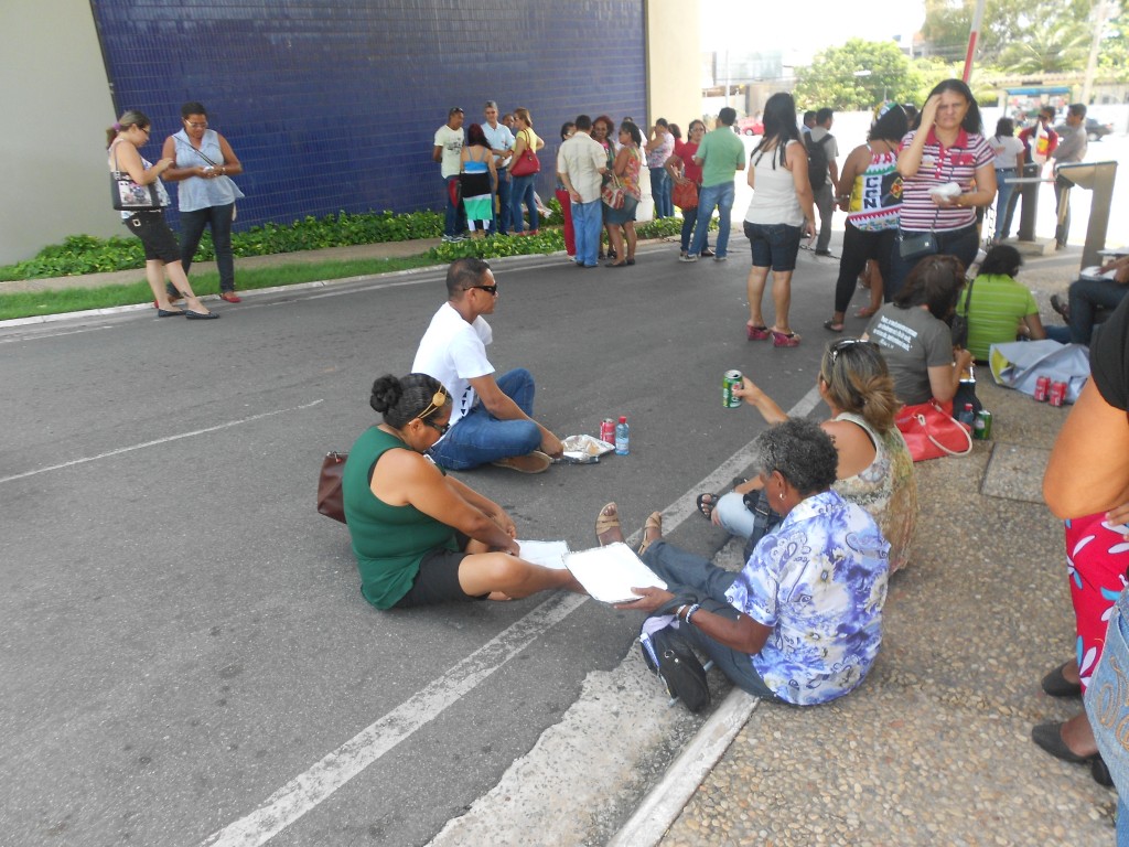 Manifestantes almoçaram  na entrada da Assembleia Legislativa do Maranhão