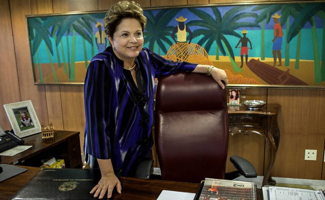 Foto Folha de São Paulo - A presidente Dilma Roussef diz que vai continuar obra de BR de qualquer jeito