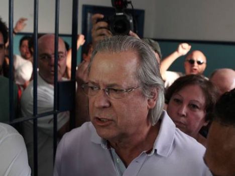 Condenado pelo escândalo do mensalão, José Dirceu se entregou à prisão