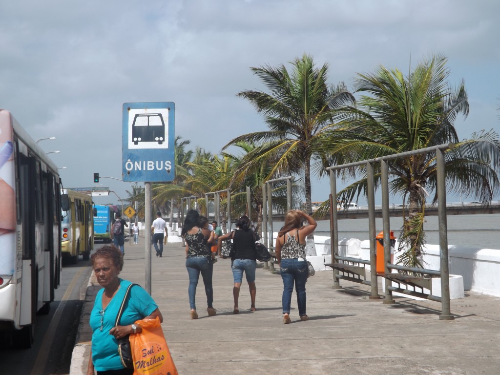 Usuários "torram" na parada da Beira-mar sem abrigo, totalmente desprotegida