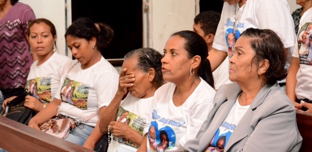 Foto UOL NOTÍCIAS - Familiares estavam muito emocionados durante missa de sétimo dia da menina Ana Clara