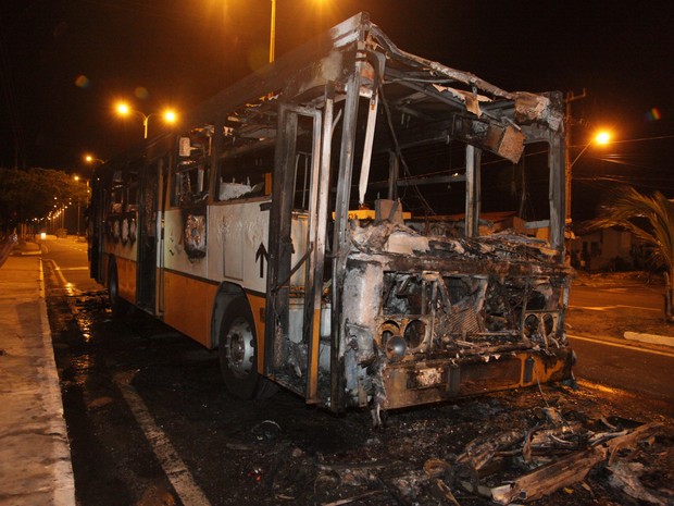 Esqueleto de um dos ônibus incendiados em São Luís a mando de facções criminosas 