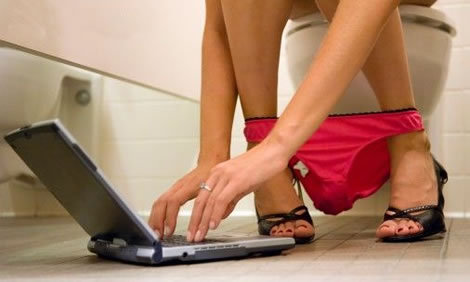 Viciados pelo mundo virtual usam internet até no banheiro