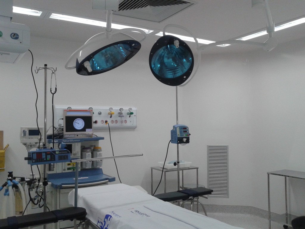 As salas de cirurgia são mais equipadas do que qualquer hospital particular
