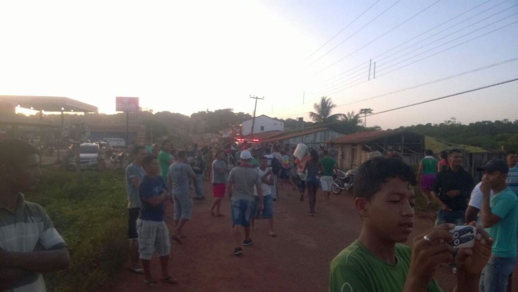 Populares de Turiaçu queimaram pneus e interditaram avenida, em protesto