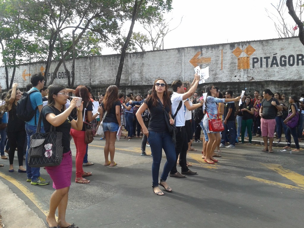 Universitários bloquearam rua de acesso à faculdade Pitágoras, próximo à Daniel de La Touche