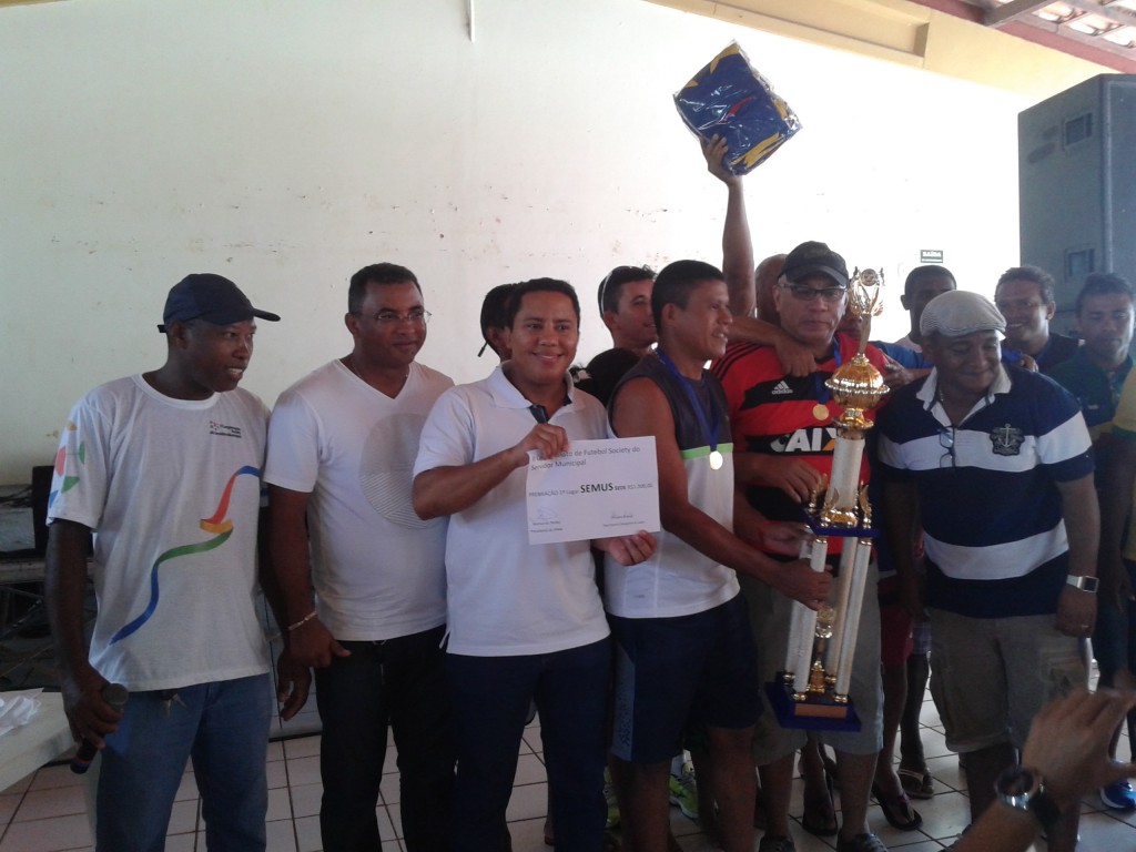 Foto-legenda- Raimundo Penha e Olímpio Araújo entregaram a premiação aos vencedores do Campeonato do Servidor