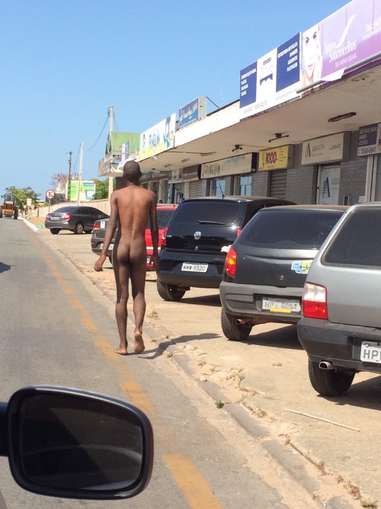 Homem desconhecido foi flagrado desfilando nu em via pública da Cohama
