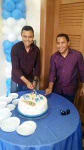 Roberto Cavalcante e Raimundo Penha cortam o bolo de aniversário