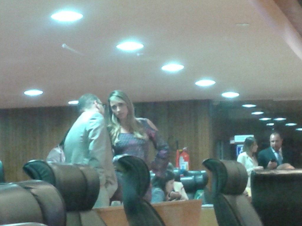 Rogério e Andrea flagrados de conversa ao pé do ouvido, nos bastidores da sessão de segunda-feira