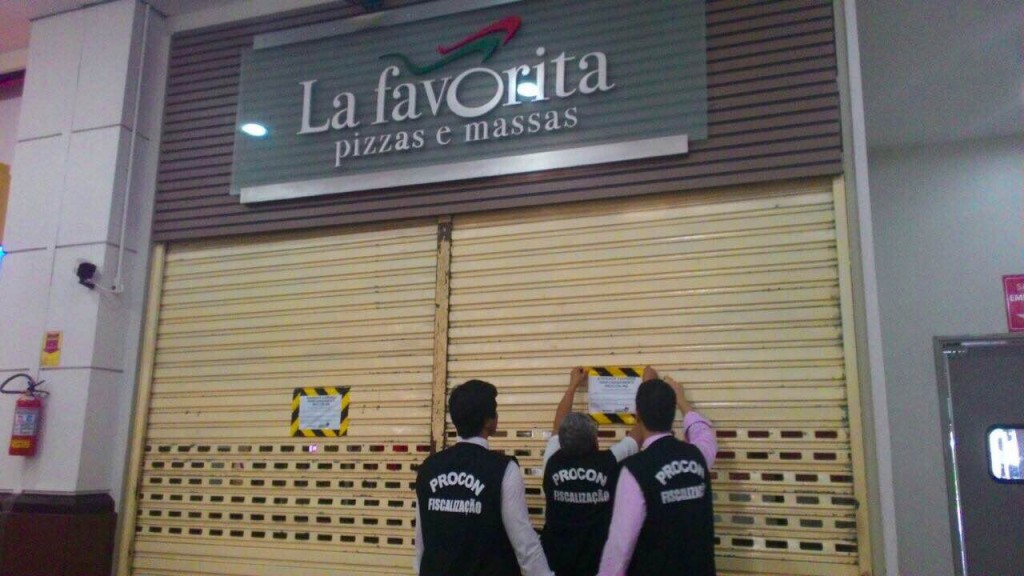 Procon e Vigilância Sanitária durante ação que resultou na interdição do restaurante La Favorita