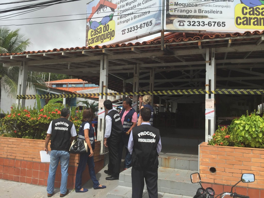 Procon Maranhão e Vigilância Sanitária interditam restaurante na Avenida Litorânea 