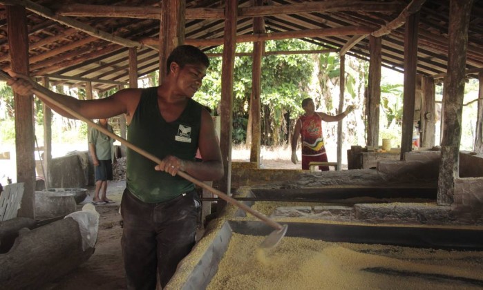 Manoel, que recebe R$ 15 por saco produzido em fábrica de farinha, desabafa: “Quem trabalha não tem valor”