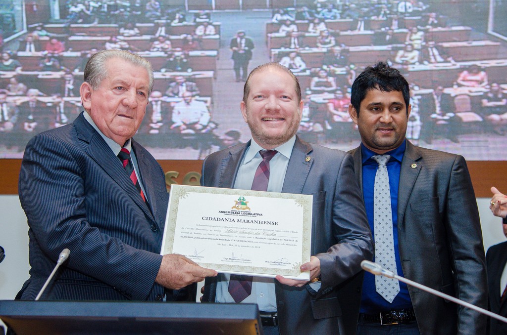    Foto-legenda – O professor Lúcio Cunha recebeu o Título de Cidadão das mãos do deputado Othelino Neto
