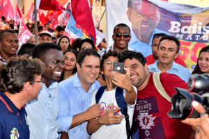 Edivaldo Jr parou para selfies com eleitores
